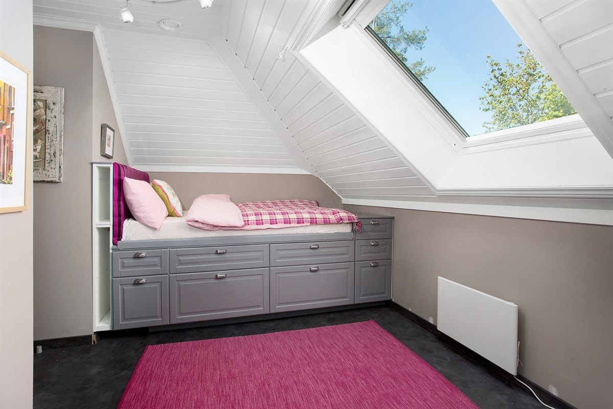 Velkommen til Høymyrmarka 64, en sjeldent stilfull og påkostet villa med fantastisk fjordutsikt og svært gode Galleribilde