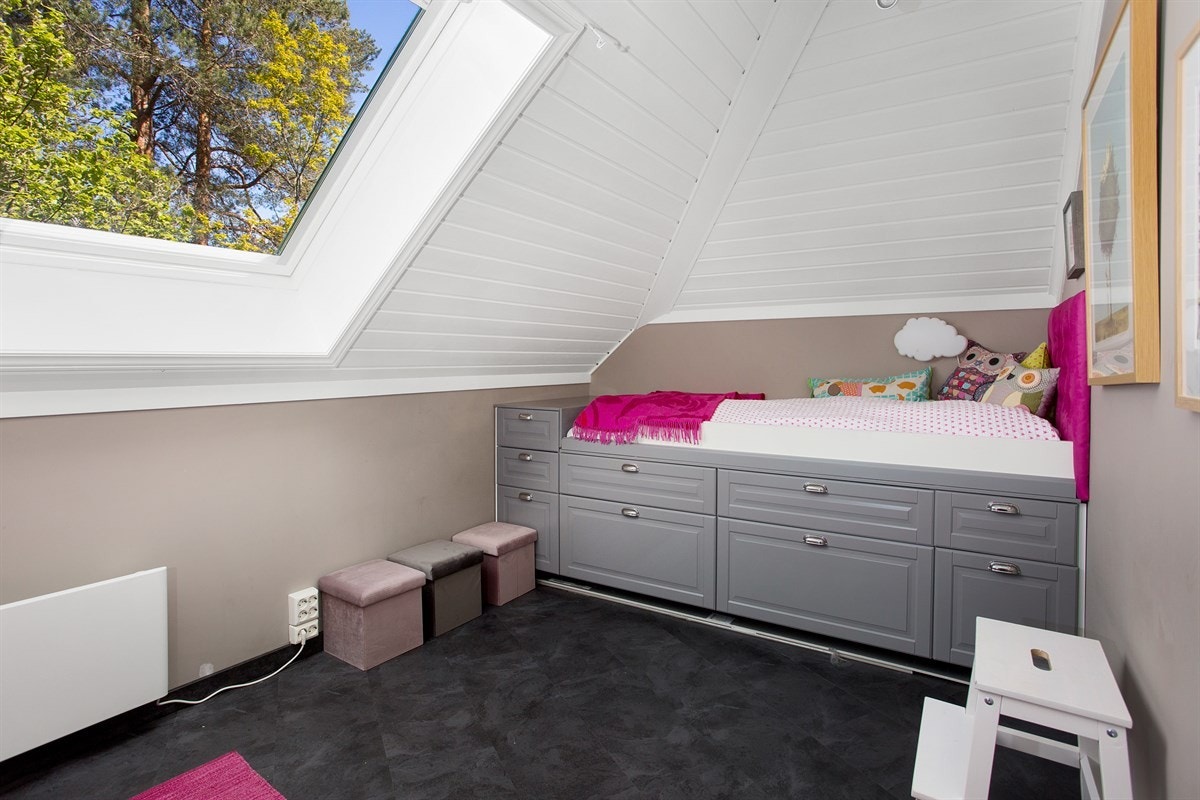 Velkommen til Høymyrmarka 64, en sjeldent stilfull og påkostet villa med fantastisk fjordutsikt og svært gode Galleribilde