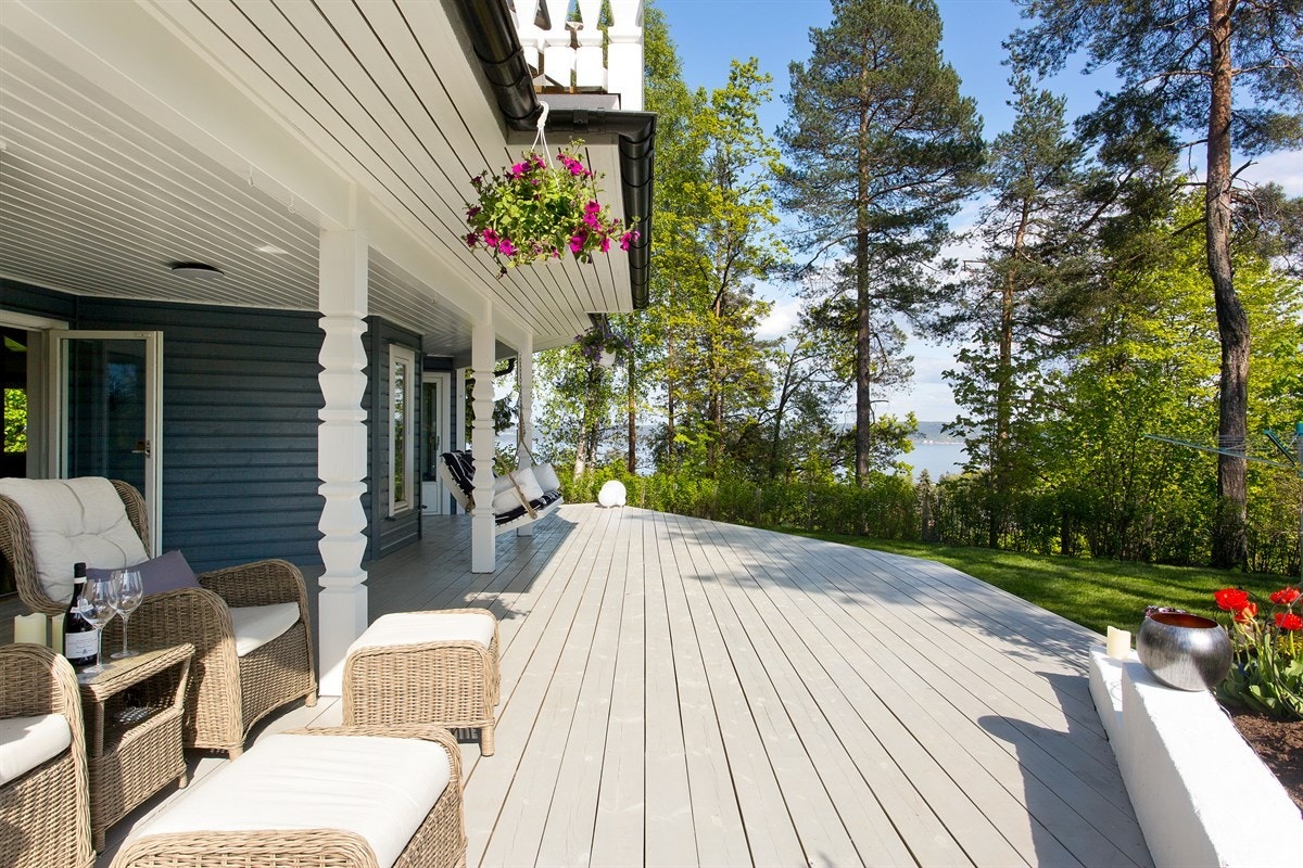 Velkommen til Høymyrmarka 64, en sjeldent stilfull og påkostet villa med fantastisk fjordutsikt og svært gode Galleribilde