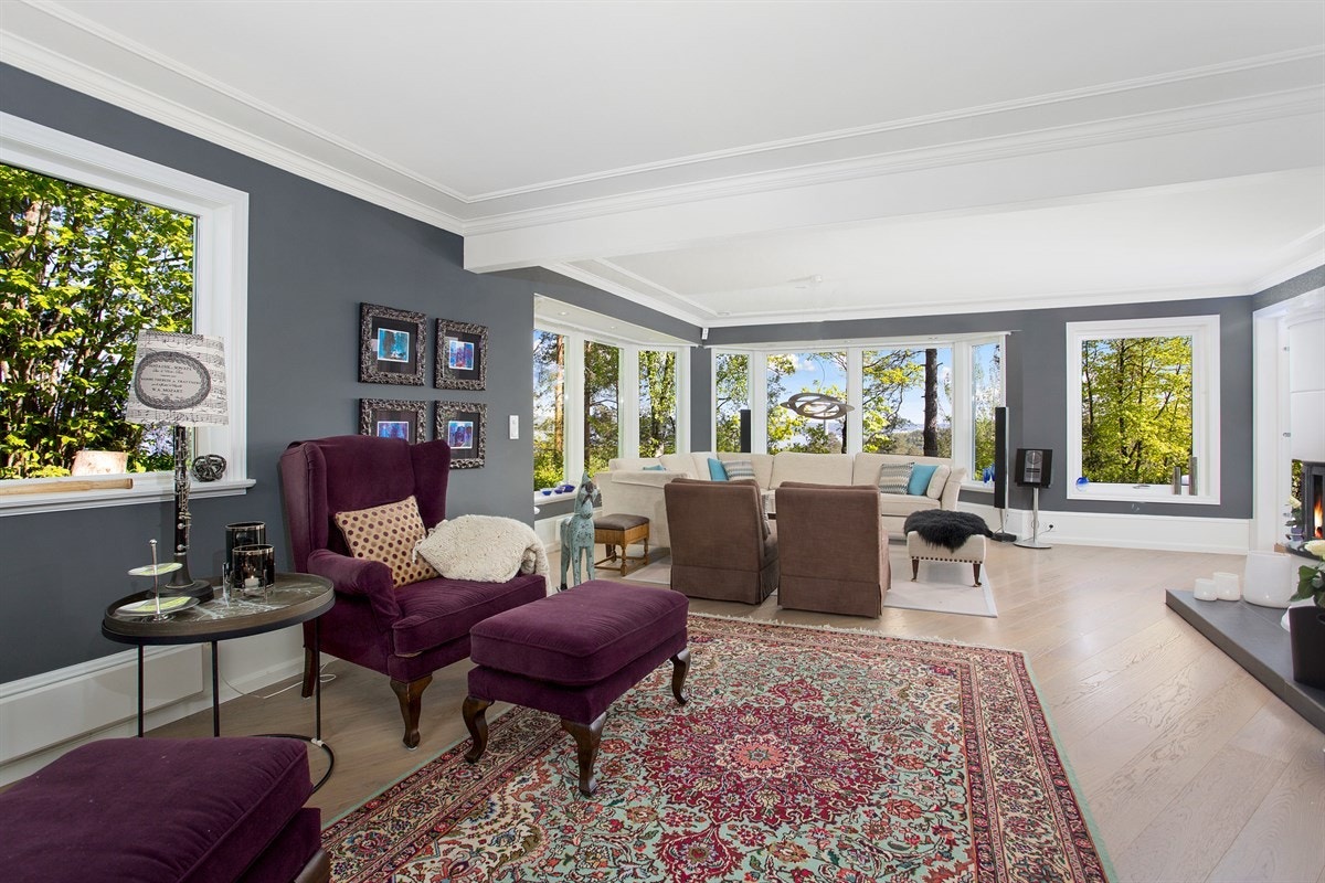 Velkommen til Høymyrmarka 64, en sjeldent stilfull og påkostet villa med fantastisk fjordutsikt og svært gode Galleribilde