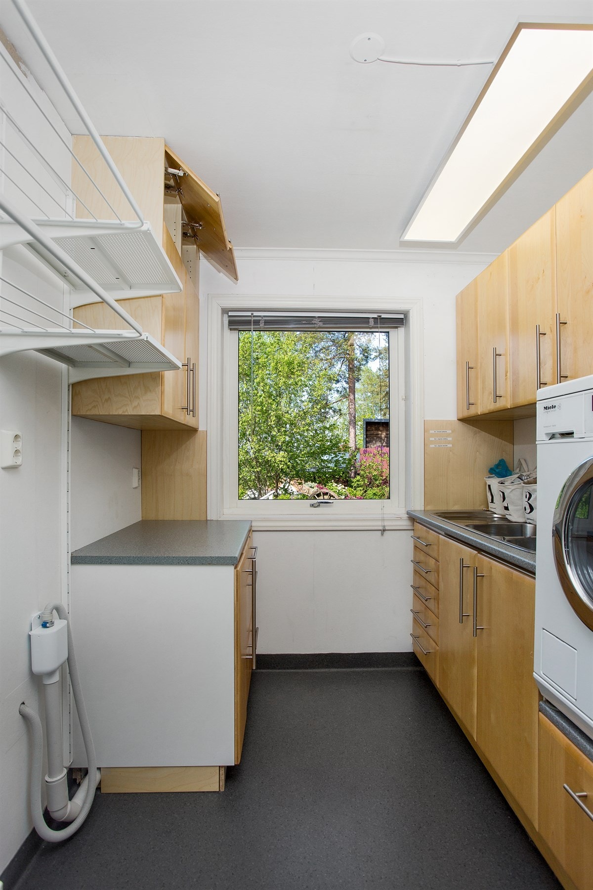 Velkommen til Høymyrmarka 64, en sjeldent stilfull og påkostet villa med fantastisk fjordutsikt og svært gode Galleribilde