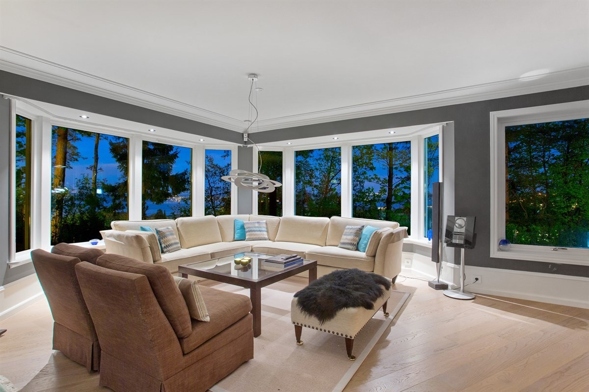 Velkommen til Høymyrmarka 64, en sjeldent stilfull og påkostet villa med fantastisk fjordutsikt og svært gode Galleribilde