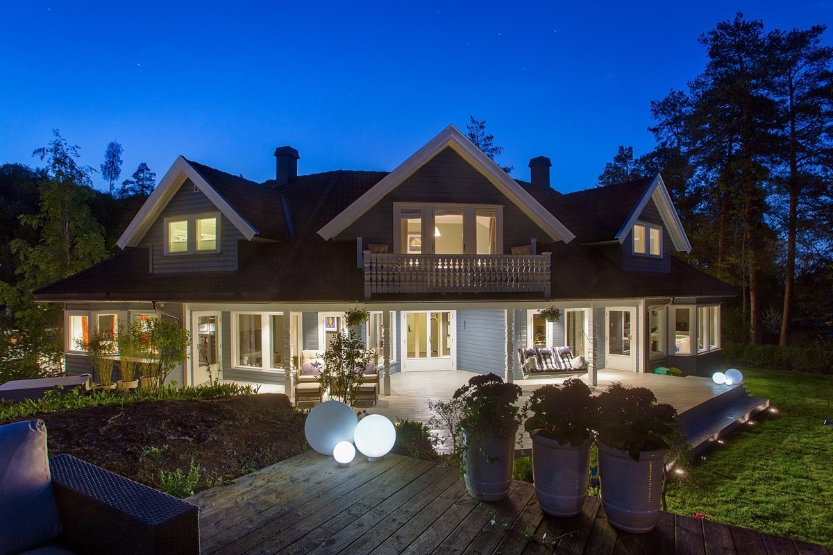 Velkommen til Høymyrmarka 64, en sjeldent stilfull og påkostet villa med fantastisk fjordutsikt og svært gode Galleribilde