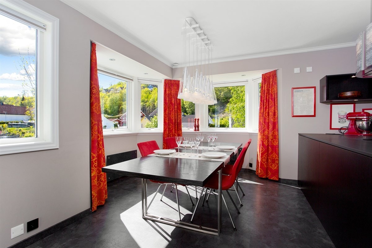 Velkommen til Høymyrmarka 64, en sjeldent stilfull og påkostet villa med fantastisk fjordutsikt og svært gode Galleribilde