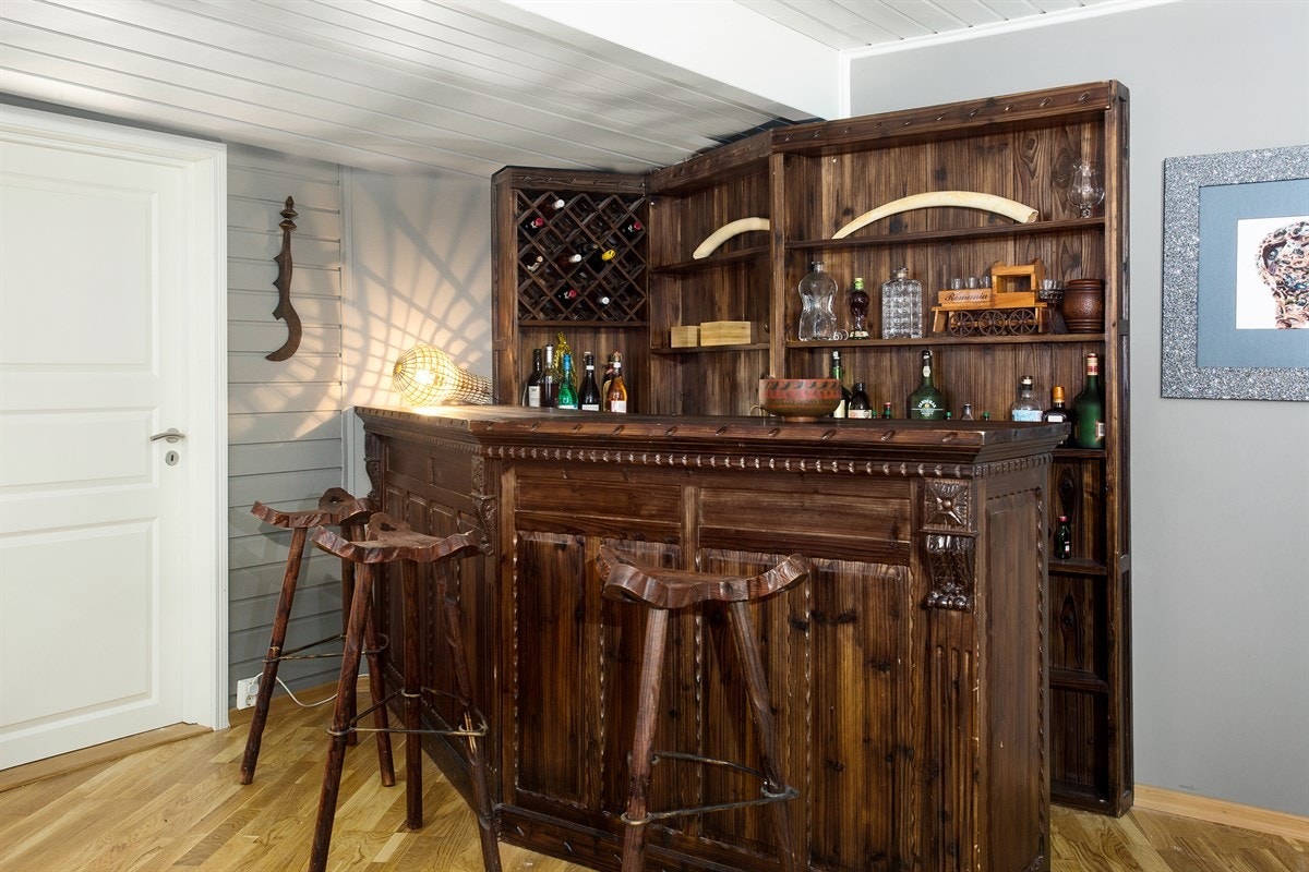 Velkommen til Høymyrmarka 64, en sjeldent stilfull og påkostet villa med fantastisk fjordutsikt og svært gode Galleribilde