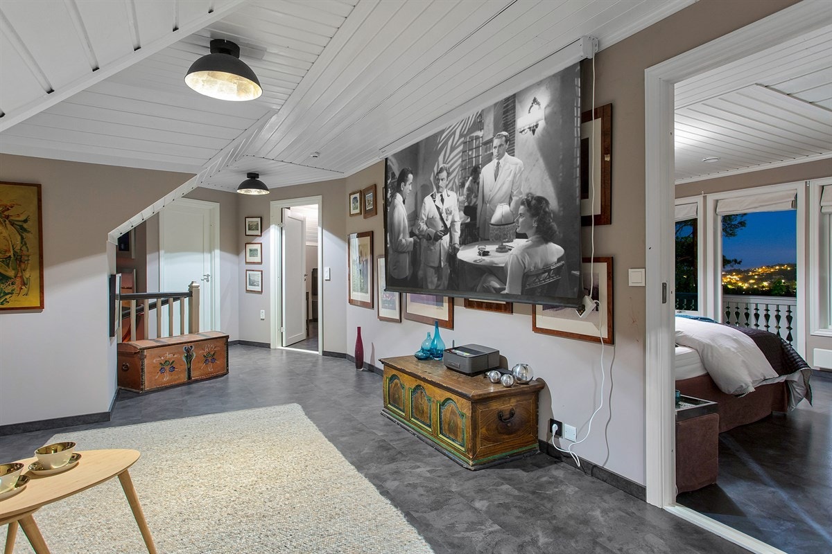 Velkommen til Høymyrmarka 64, en sjeldent stilfull og påkostet villa med fantastisk fjordutsikt og svært gode Galleribilde