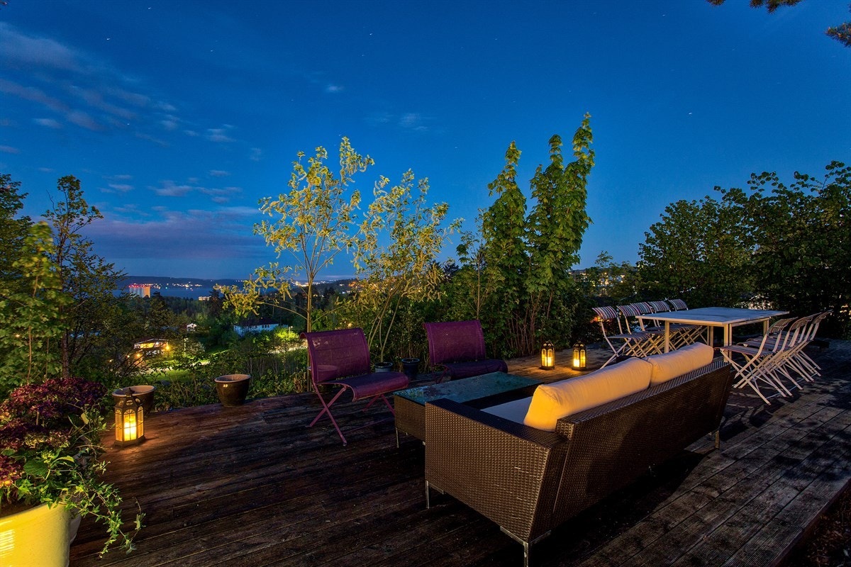 Velkommen til Høymyrmarka 64, en sjeldent stilfull og påkostet villa med fantastisk fjordutsikt og svært gode Galleribilde