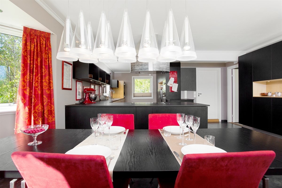 Velkommen til Høymyrmarka 64, en sjeldent stilfull og påkostet villa med fantastisk fjordutsikt og svært gode Galleribilde