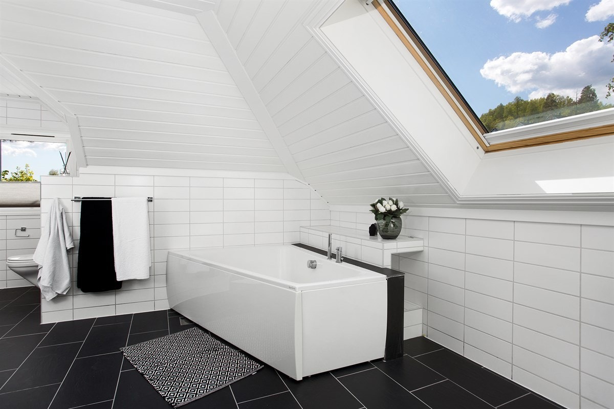 Velkommen til Høymyrmarka 64, en sjeldent stilfull og påkostet villa med fantastisk fjordutsikt og svært gode Galleribilde