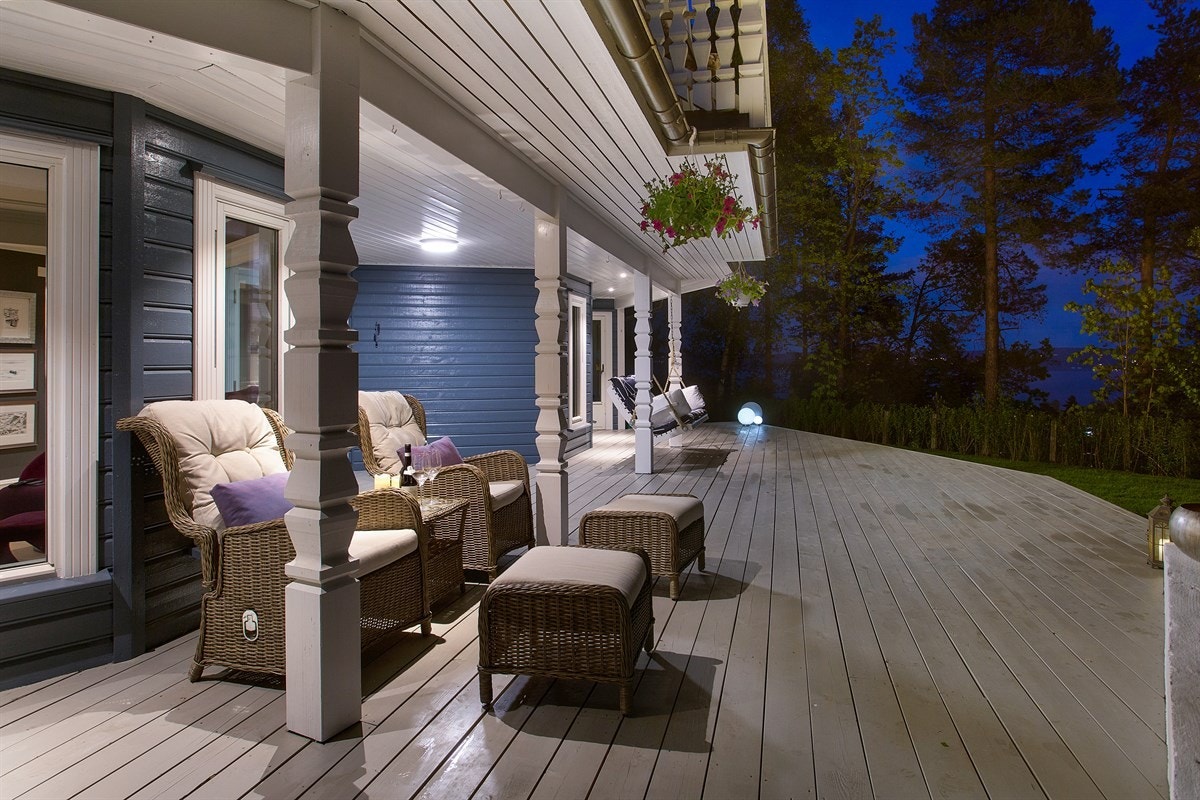 Velkommen til Høymyrmarka 64, en sjeldent stilfull og påkostet villa med fantastisk fjordutsikt og svært gode Galleribilde