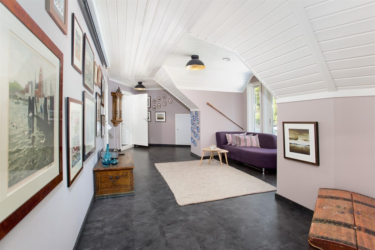 Velkommen til Høymyrmarka 64, en sjeldent stilfull og påkostet villa med fantastisk fjordutsikt og svært gode Galleribilde