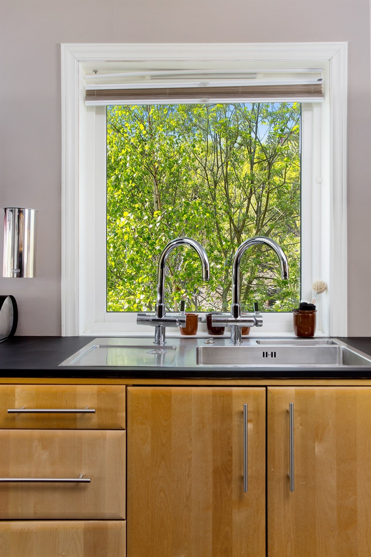 Velkommen til Høymyrmarka 64, en sjeldent stilfull og påkostet villa med fantastisk fjordutsikt og svært gode Galleribilde