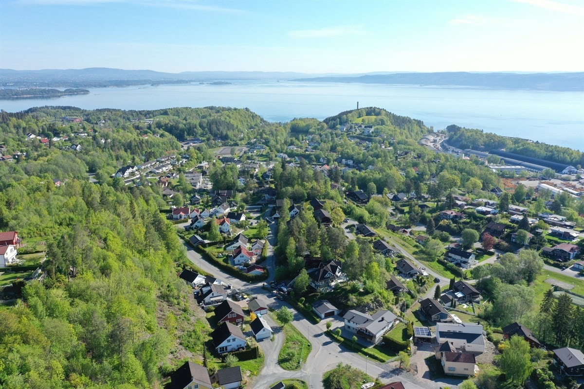 Velkommen til Høymyrmarka 64, en sjeldent stilfull og påkostet villa med fantastisk fjordutsikt og svært gode Galleribilde