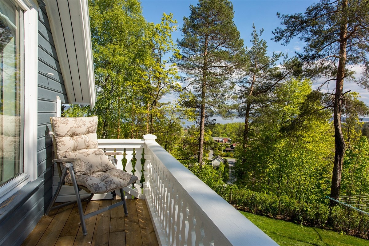 Velkommen til Høymyrmarka 64, en sjeldent stilfull og påkostet villa med fantastisk fjordutsikt og svært gode Galleribilde