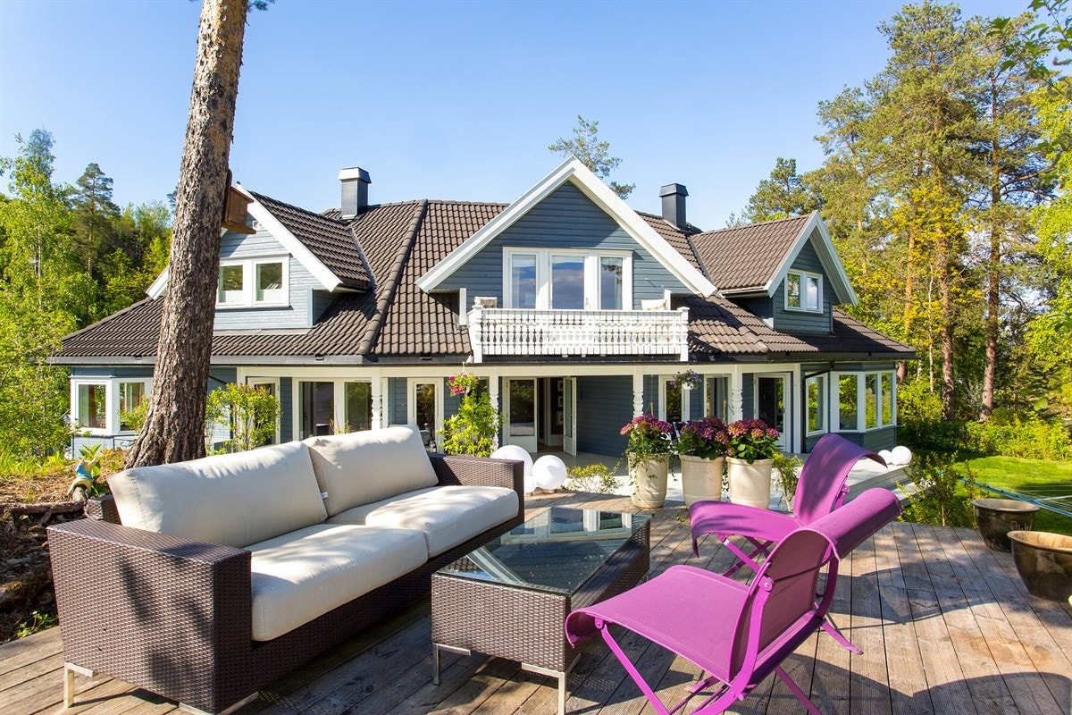 Velkommen til Høymyrmarka 64, en sjeldent stilfull og påkostet villa med fantastisk fjordutsikt og svært gode Galleribilde