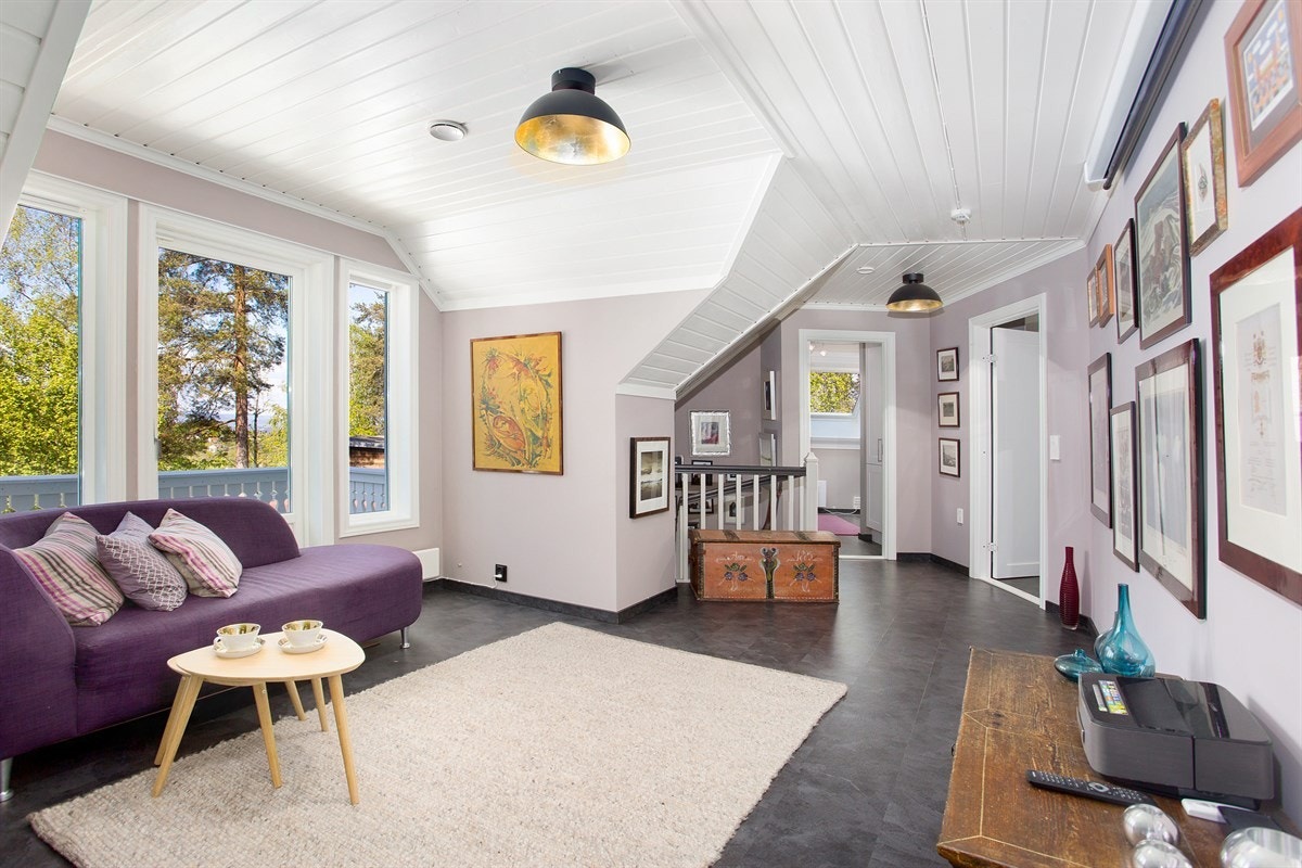 Velkommen til Høymyrmarka 64, en sjeldent stilfull og påkostet villa med fantastisk fjordutsikt og svært gode Galleribilde