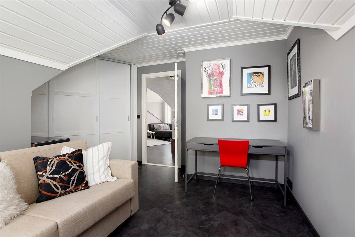 Velkommen til Høymyrmarka 64, en sjeldent stilfull og påkostet villa med fantastisk fjordutsikt og svært gode Galleribilde