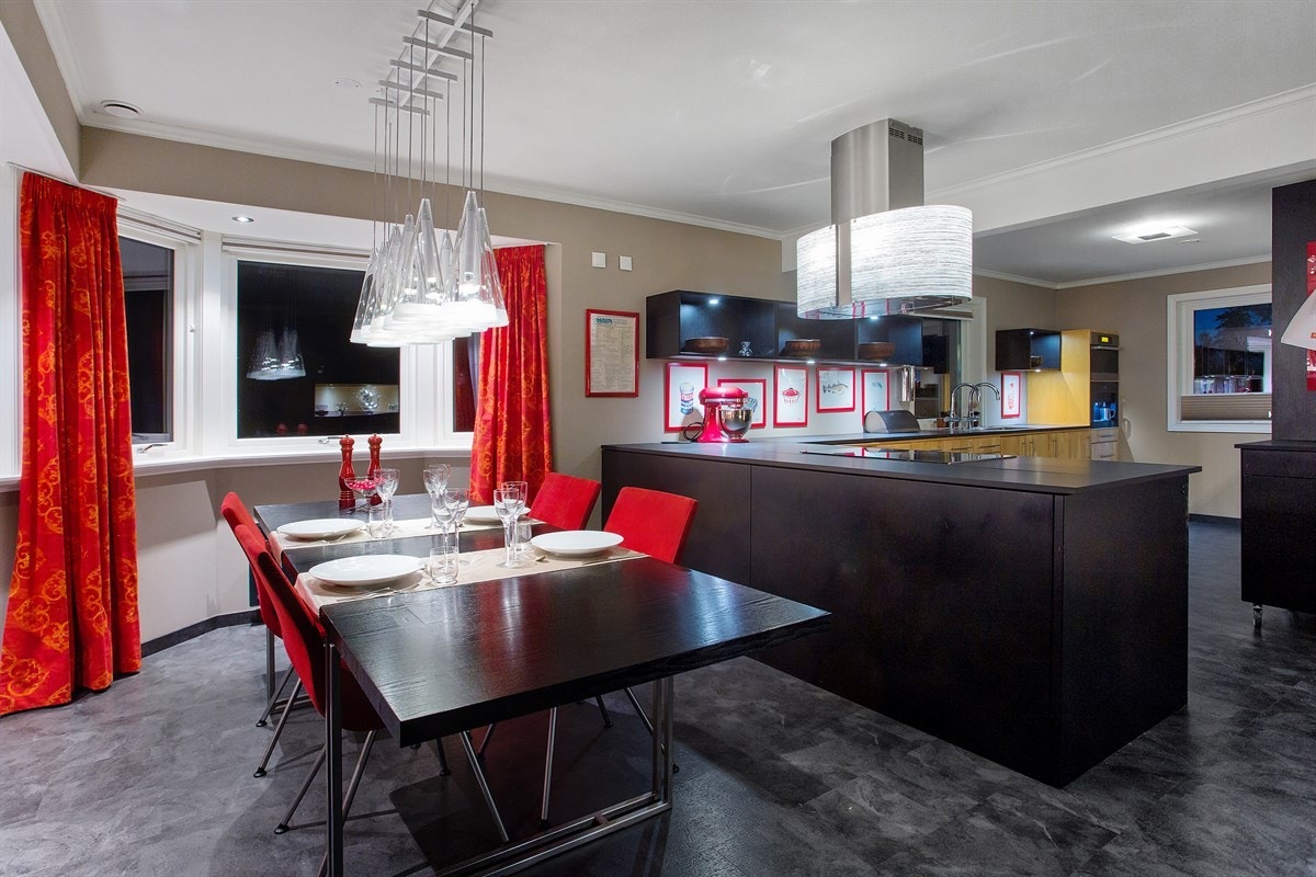 Velkommen til Høymyrmarka 64, en sjeldent stilfull og påkostet villa med fantastisk fjordutsikt og svært gode Galleribilde