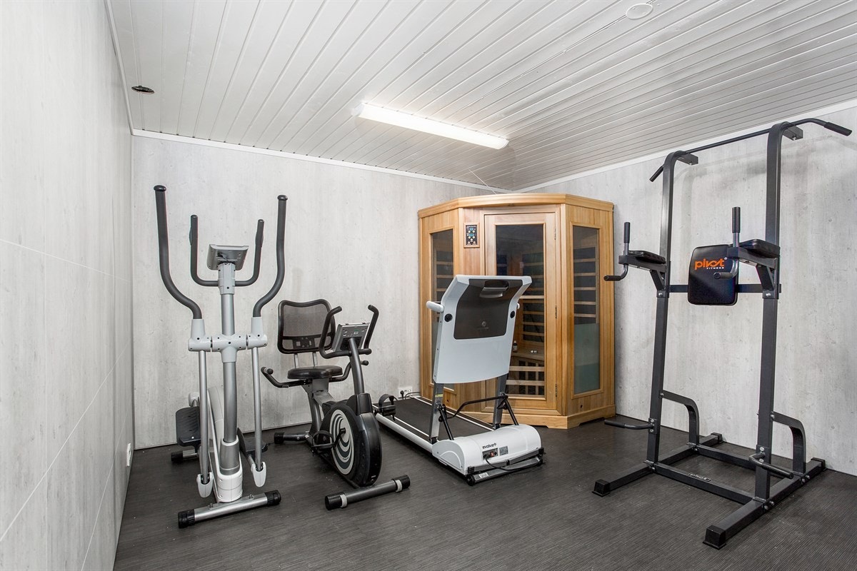 Velkommen til Høymyrmarka 64, en sjeldent stilfull og påkostet villa med fantastisk fjordutsikt og svært gode Galleribilde