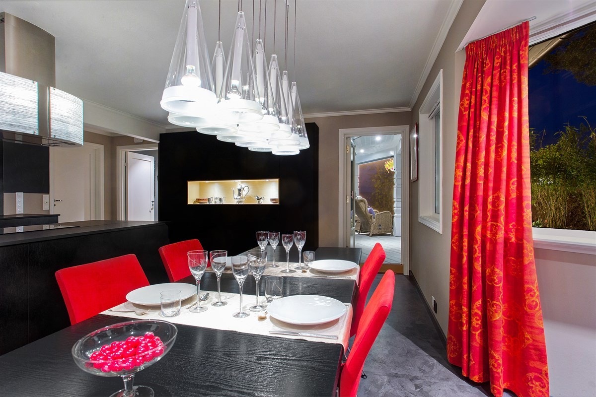 Velkommen til Høymyrmarka 64, en sjeldent stilfull og påkostet villa med fantastisk fjordutsikt og svært gode Galleribilde