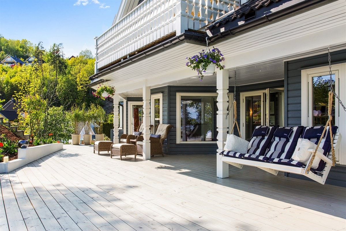 Velkommen til Høymyrmarka 64, en sjeldent stilfull og påkostet villa med fantastisk fjordutsikt og svært gode Galleribilde