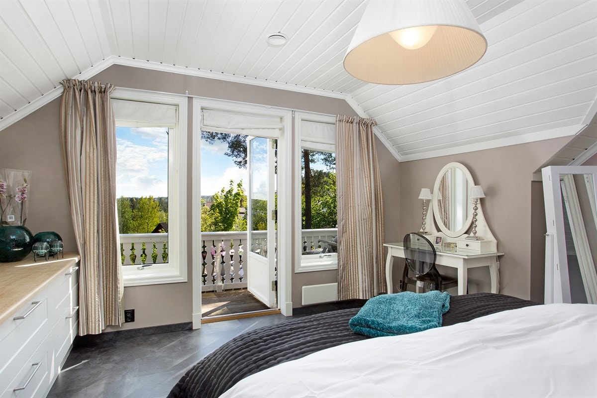 Velkommen til Høymyrmarka 64, en sjeldent stilfull og påkostet villa med fantastisk fjordutsikt og svært gode Galleribilde