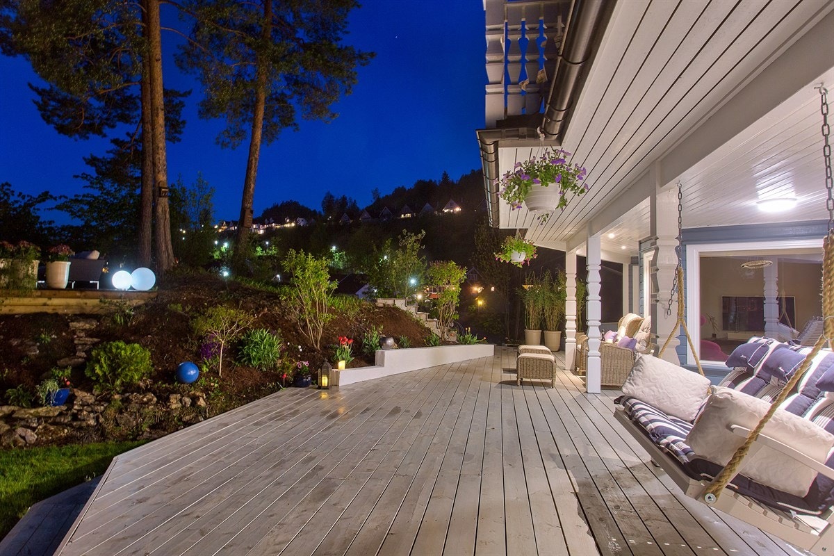 Velkommen til Høymyrmarka 64, en sjeldent stilfull og påkostet villa med fantastisk fjordutsikt og svært gode Galleribilde