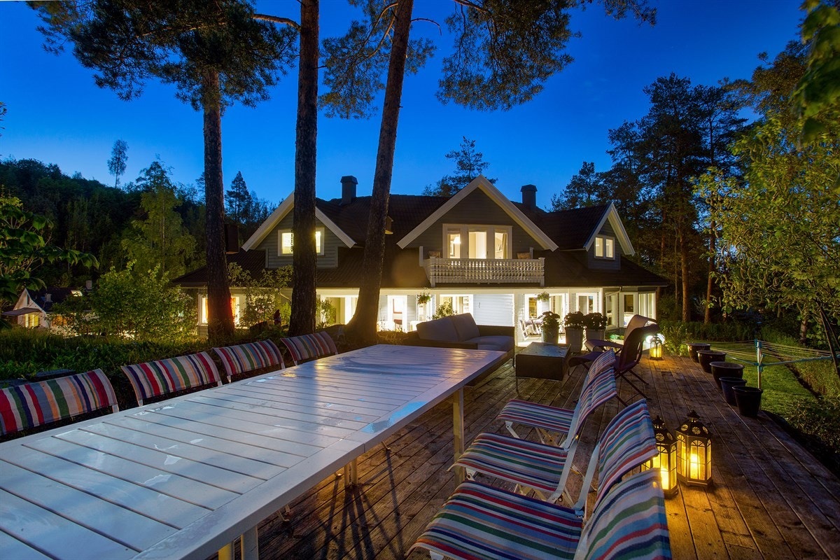 Velkommen til Høymyrmarka 64, en sjeldent stilfull og påkostet villa med fantastisk fjordutsikt og svært gode Galleribilde