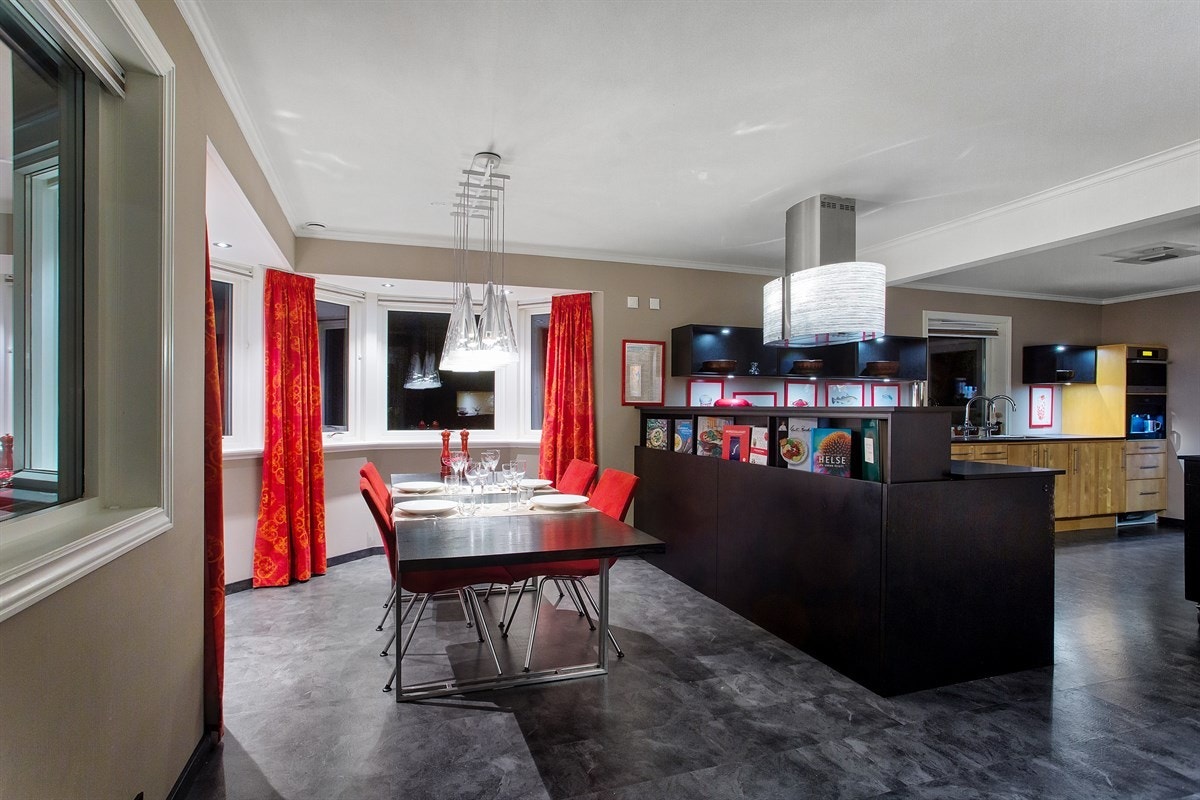 Velkommen til Høymyrmarka 64, en sjeldent stilfull og påkostet villa med fantastisk fjordutsikt og svært gode Galleribilde