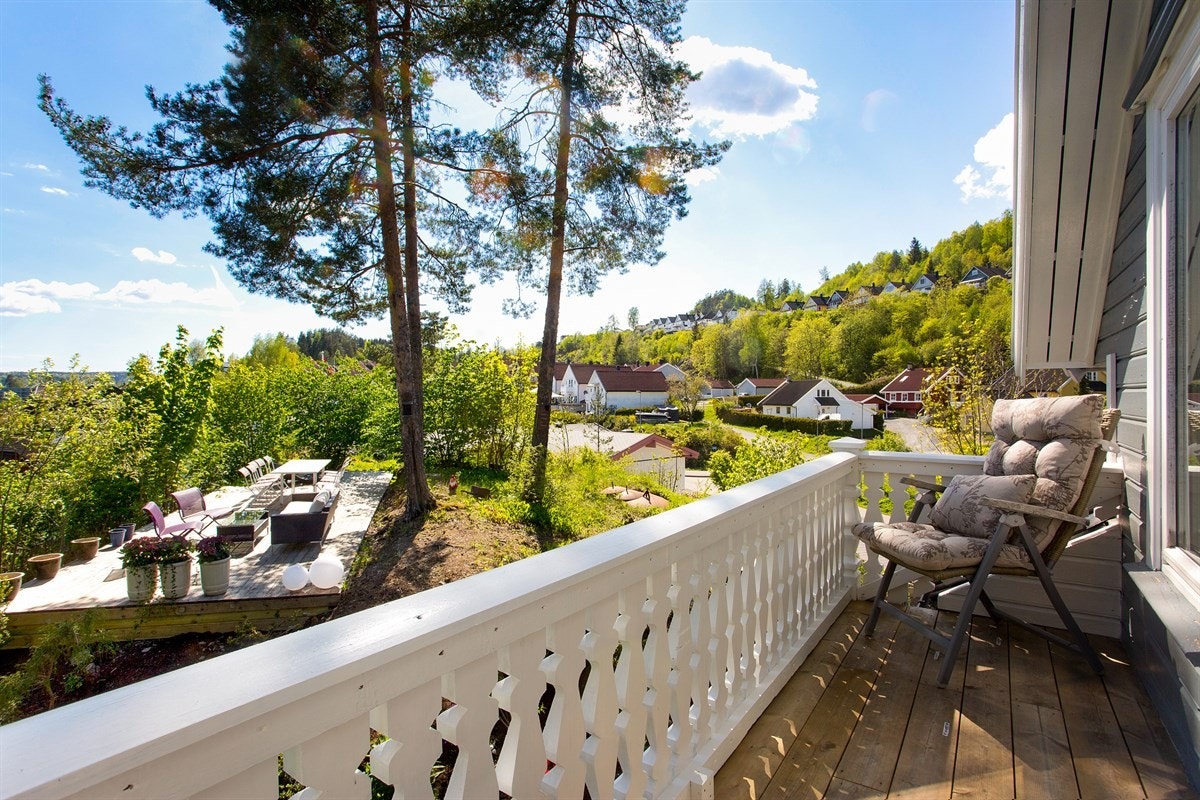 Velkommen til Høymyrmarka 64, en sjeldent stilfull og påkostet villa med fantastisk fjordutsikt og svært gode Galleribilde