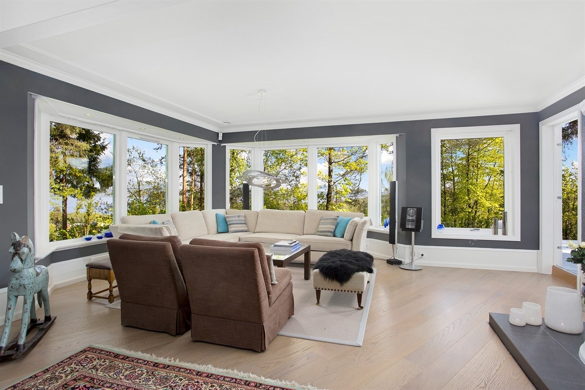 Velkommen til Høymyrmarka 64, en sjeldent stilfull og påkostet villa med fantastisk fjordutsikt og svært gode Galleribilde