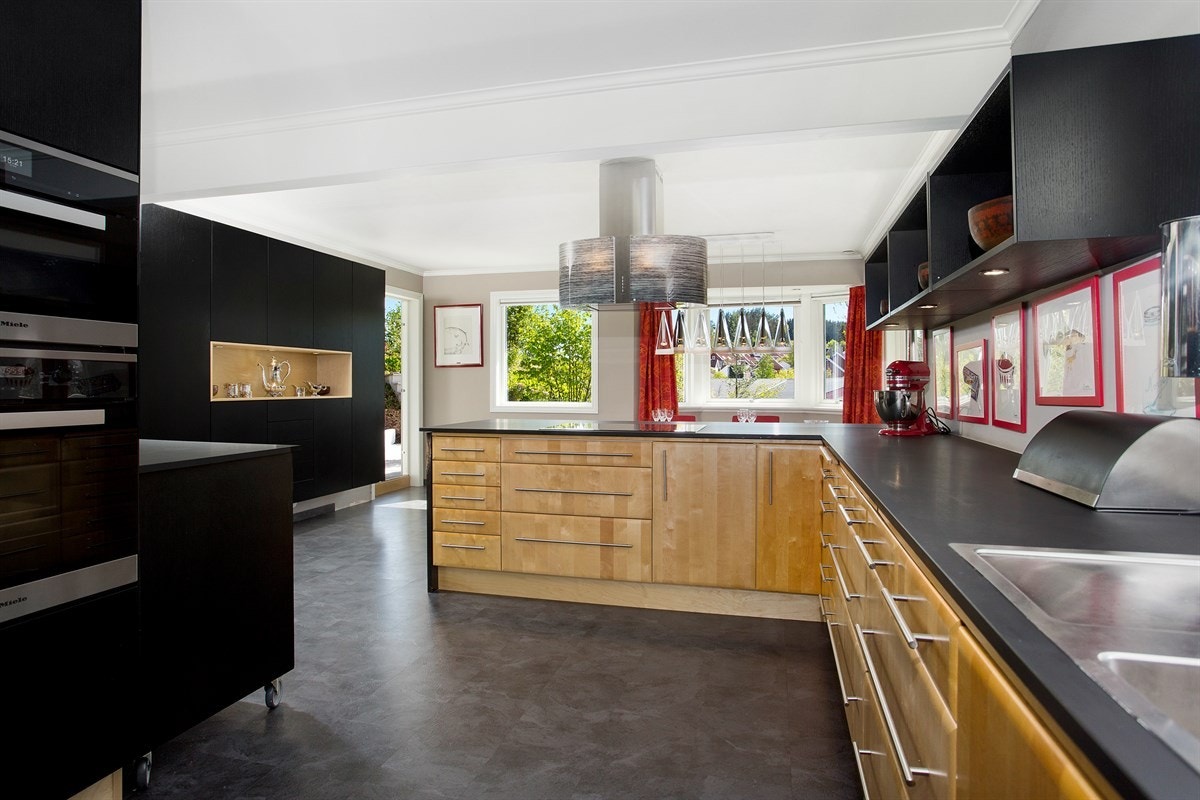 Velkommen til Høymyrmarka 64, en sjeldent stilfull og påkostet villa med fantastisk fjordutsikt og svært gode solforhold. Galleribilde