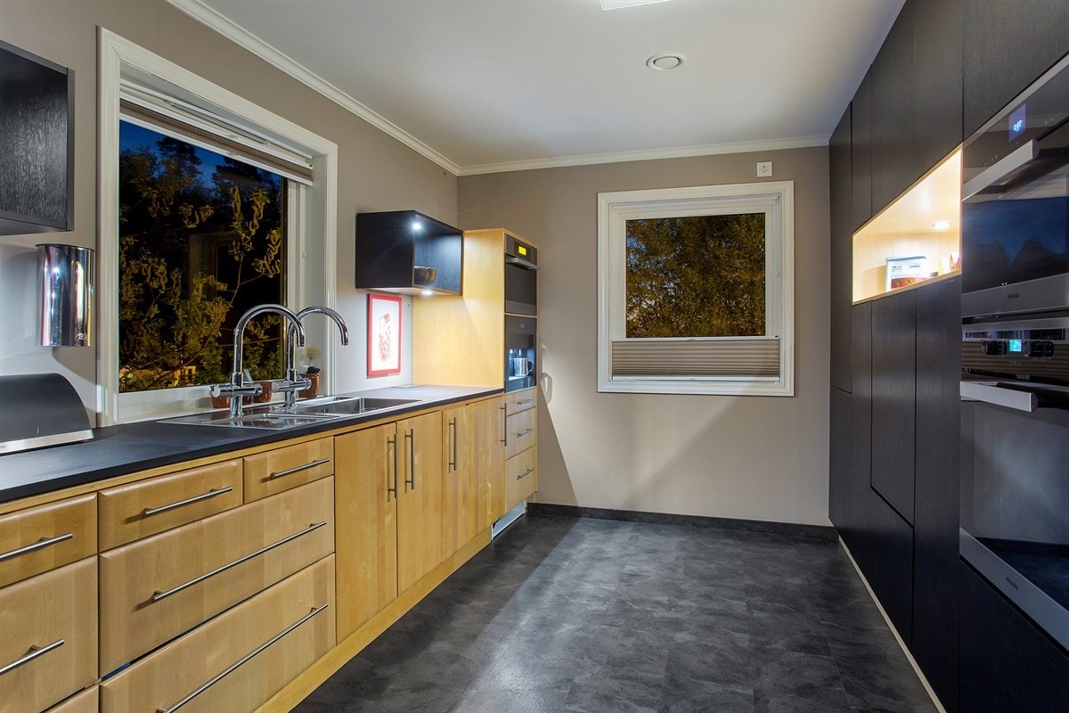 Velkommen til Høymyrmarka 64, en sjeldent stilfull og påkostet villa med fantastisk fjordutsikt og svært gode Galleribilde