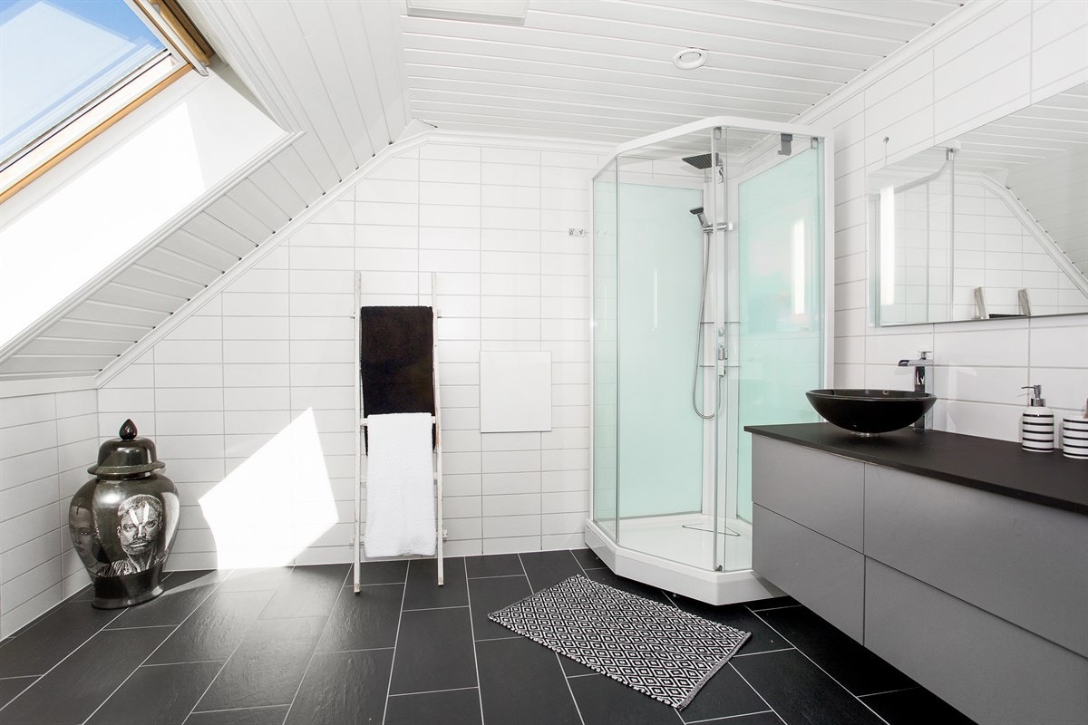 Velkommen til Høymyrmarka 64, en sjeldent stilfull og påkostet villa med fantastisk fjordutsikt og svært gode Galleribilde