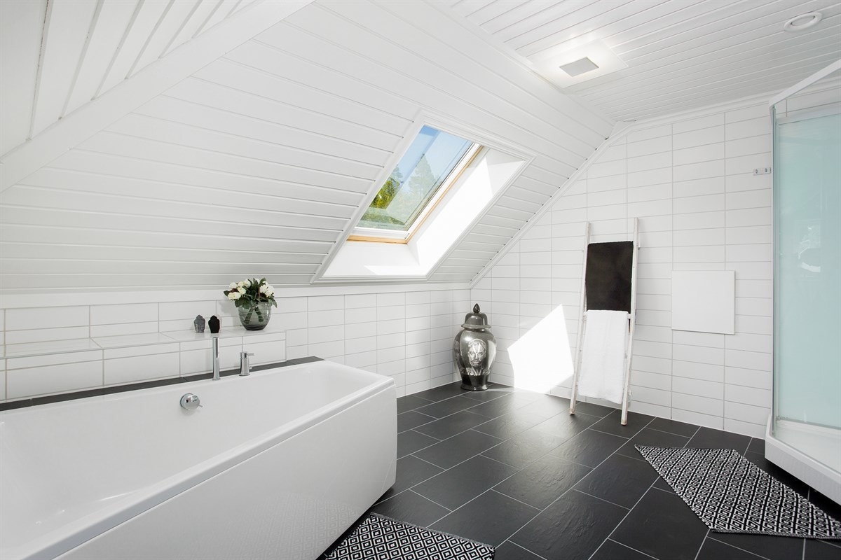 Velkommen til Høymyrmarka 64, en sjeldent stilfull og påkostet villa med fantastisk fjordutsikt og svært gode solforhold. Galleribilde