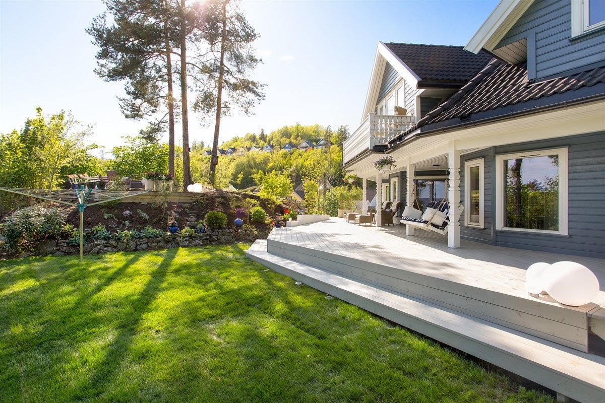 Velkommen til Høymyrmarka 64, en sjeldent stilfull og påkostet villa med fantastisk fjordutsikt og svært gode Galleribilde