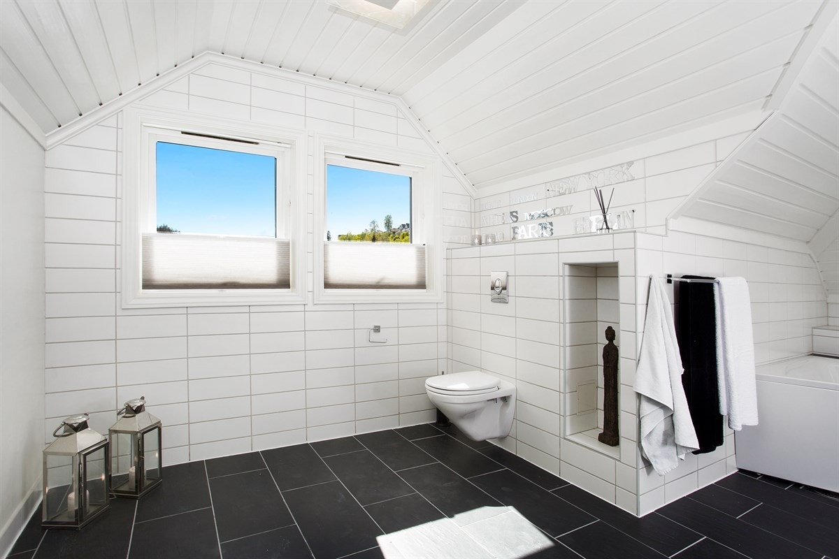 Velkommen til Høymyrmarka 64, en sjeldent stilfull og påkostet villa med fantastisk fjordutsikt og svært gode Galleribilde