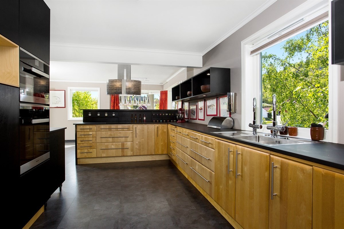 Velkommen til Høymyrmarka 64, en sjeldent stilfull og påkostet villa med fantastisk fjordutsikt og svært gode solforhold. Galleribilde