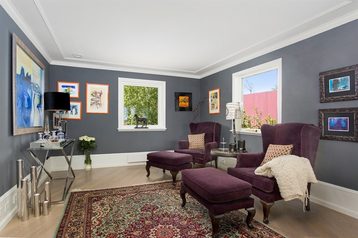 Velkommen til Høymyrmarka 64, en sjeldent stilfull og påkostet villa med fantastisk fjordutsikt og svært gode Galleribilde