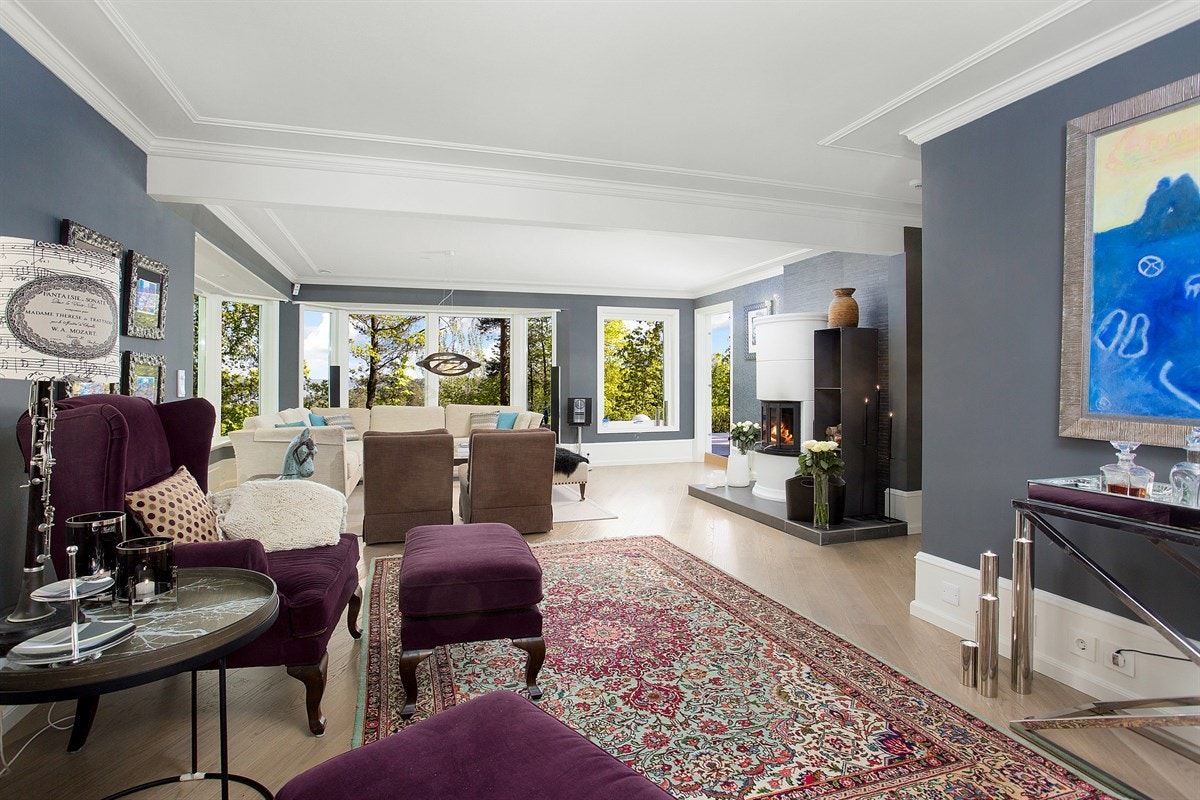 Velkommen til Høymyrmarka 64, en sjeldent stilfull og påkostet villa med fantastisk fjordutsikt og svært gode Galleribilde