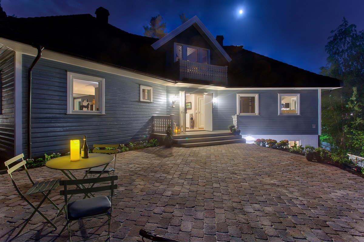 Velkommen til Høymyrmarka 64, en sjeldent stilfull og påkostet villa med fantastisk fjordutsikt og svært gode Galleribilde