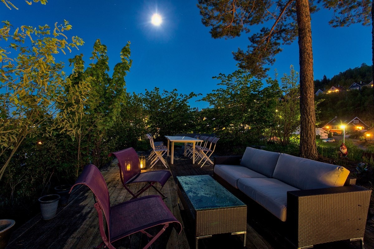 Velkommen til Høymyrmarka 64, en sjeldent stilfull og påkostet villa med fantastisk fjordutsikt og svært gode Galleribilde