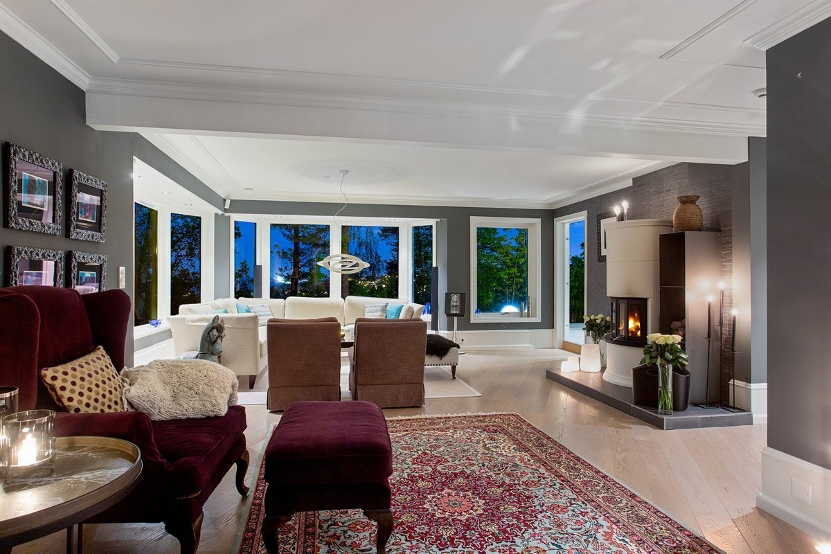 Velkommen til Høymyrmarka 64, en sjeldent stilfull og påkostet villa med fantastisk fjordutsikt og svært gode Galleribilde