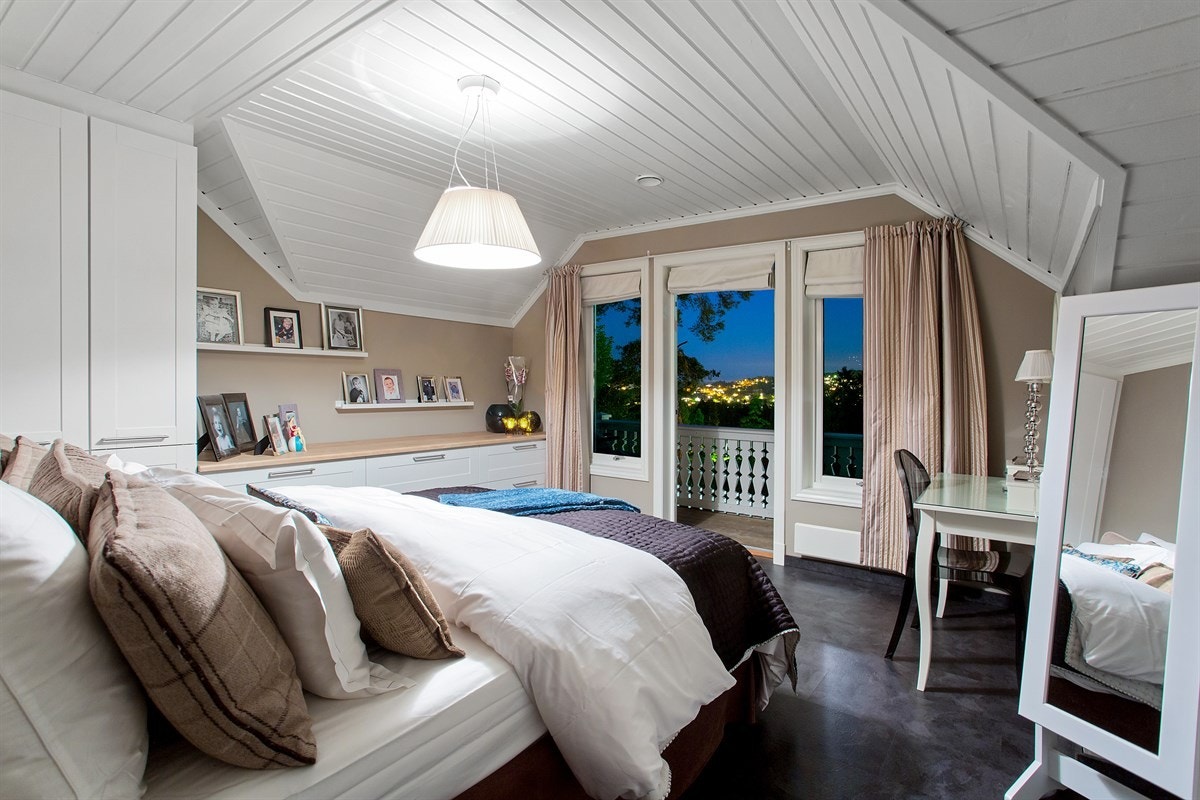 Velkommen til Høymyrmarka 64, en sjeldent stilfull og påkostet villa med fantastisk fjordutsikt og svært gode Galleribilde