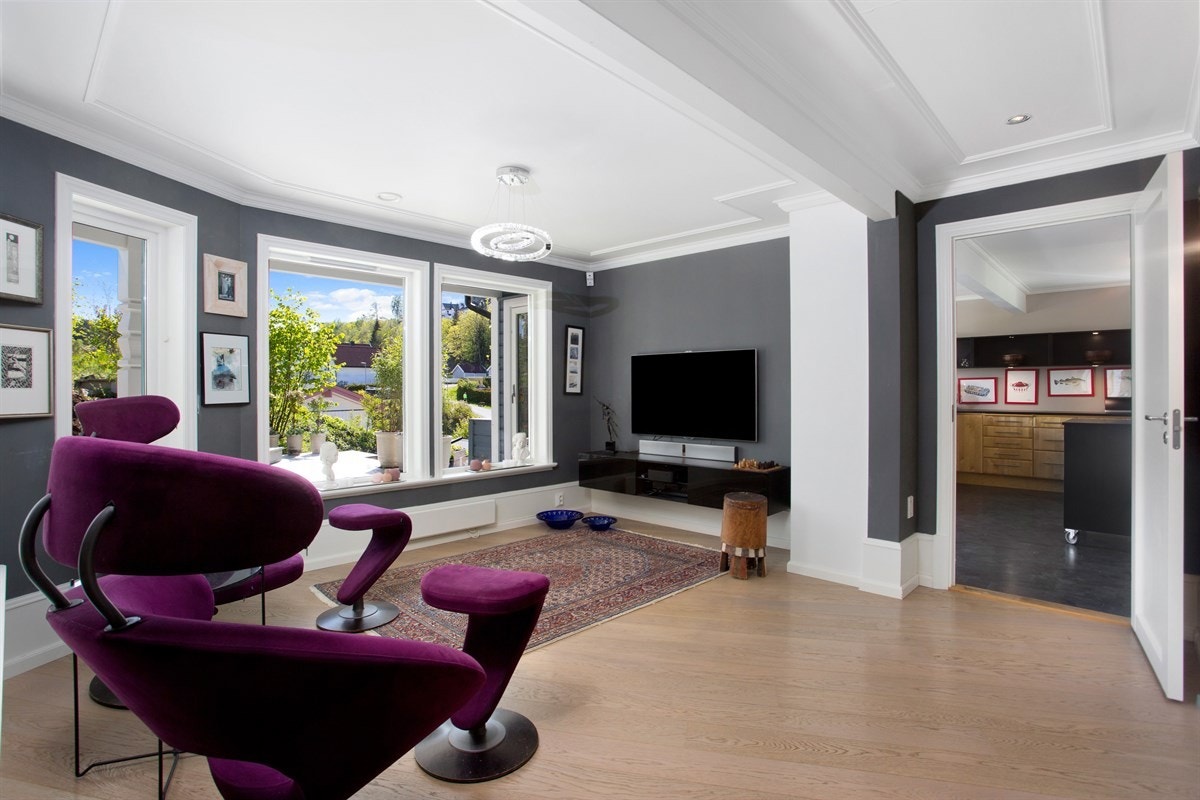 Velkommen til Høymyrmarka 64, en sjeldent stilfull og påkostet villa med fantastisk fjordutsikt og svært gode Galleribilde