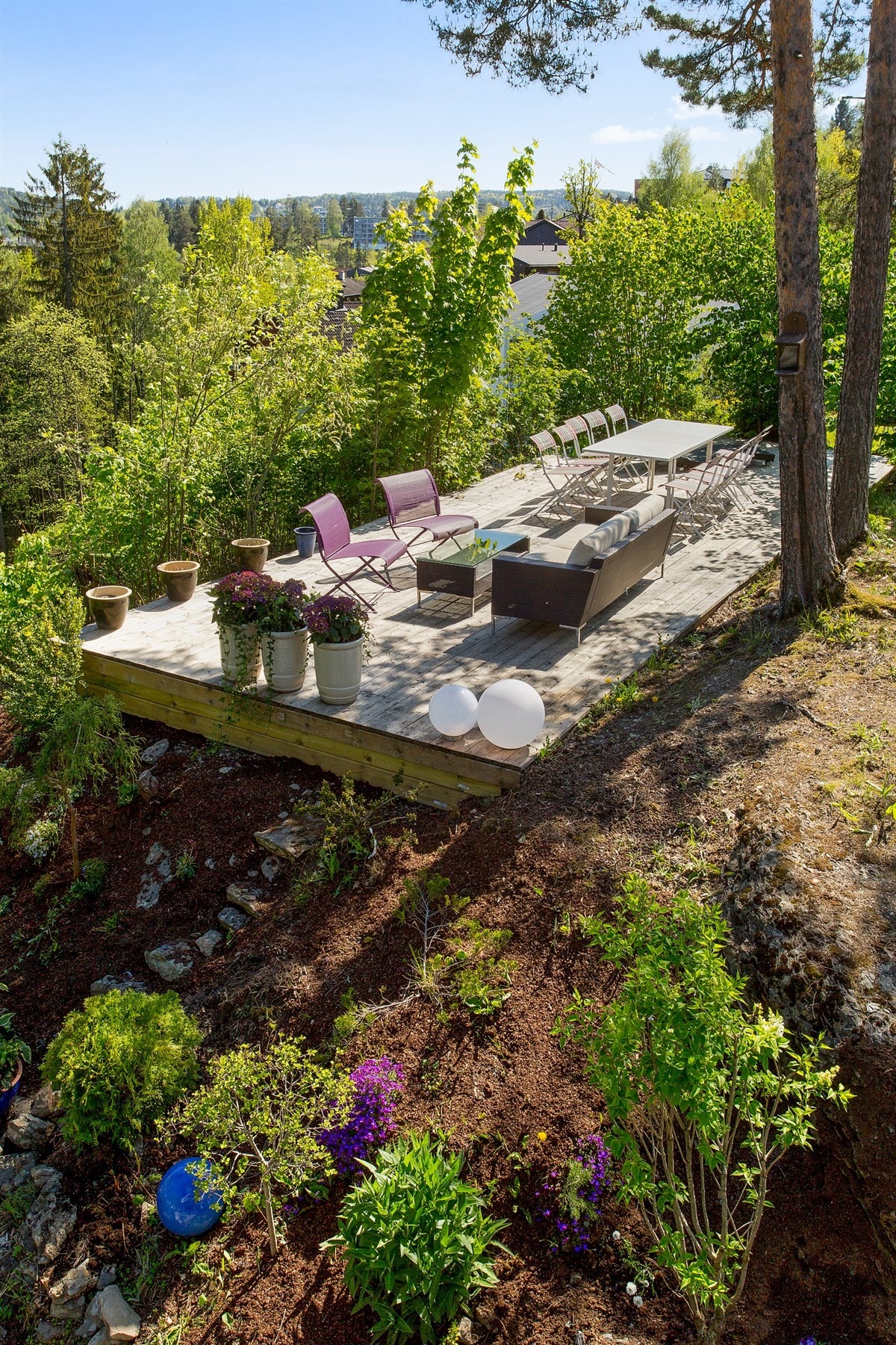 Velkommen til Høymyrmarka 64, en sjeldent stilfull og påkostet villa med fantastisk fjordutsikt og svært gode Galleribilde