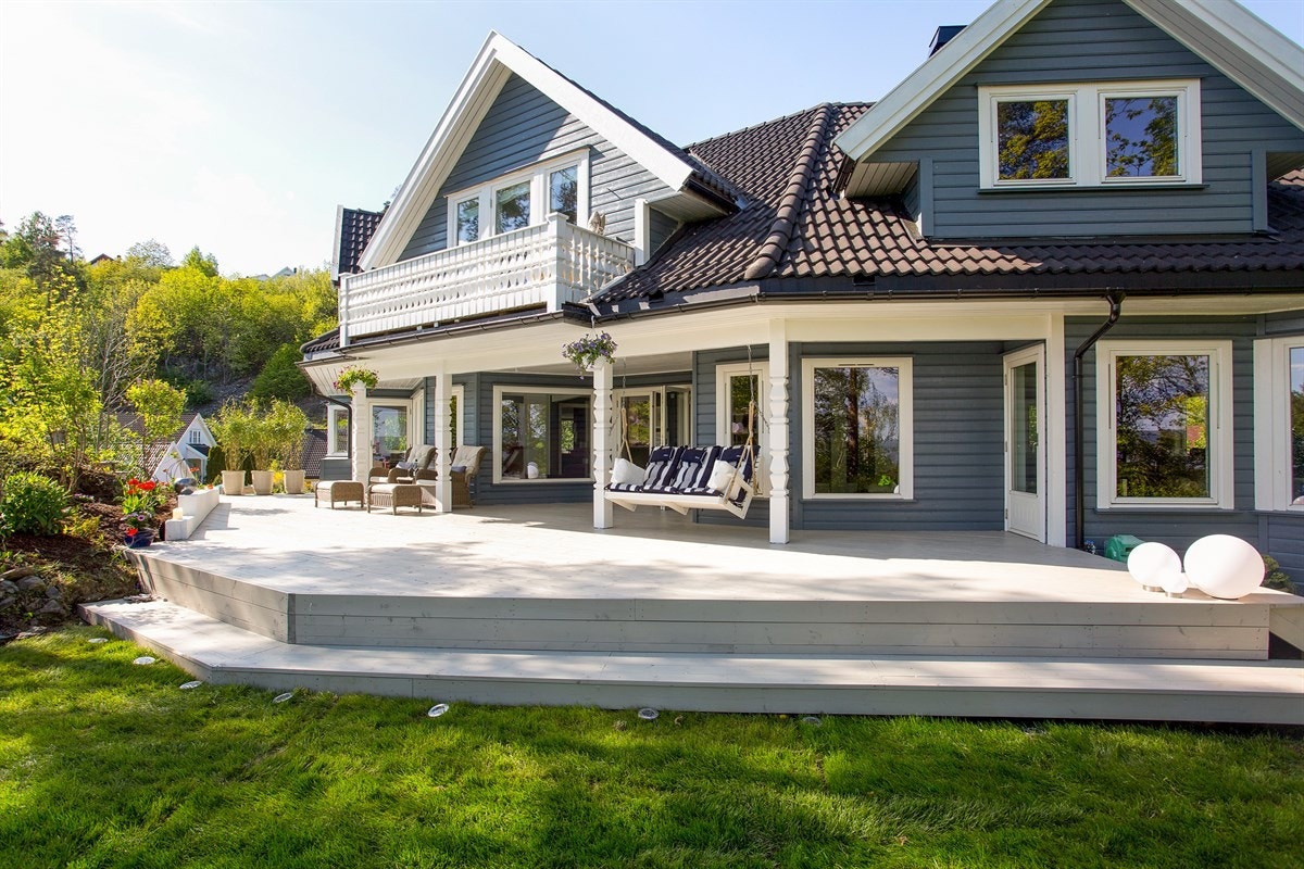 Velkommen til Høymyrmarka 64, en sjeldent stilfull og påkostet villa med fantastisk fjordutsikt og svært gode Galleribilde