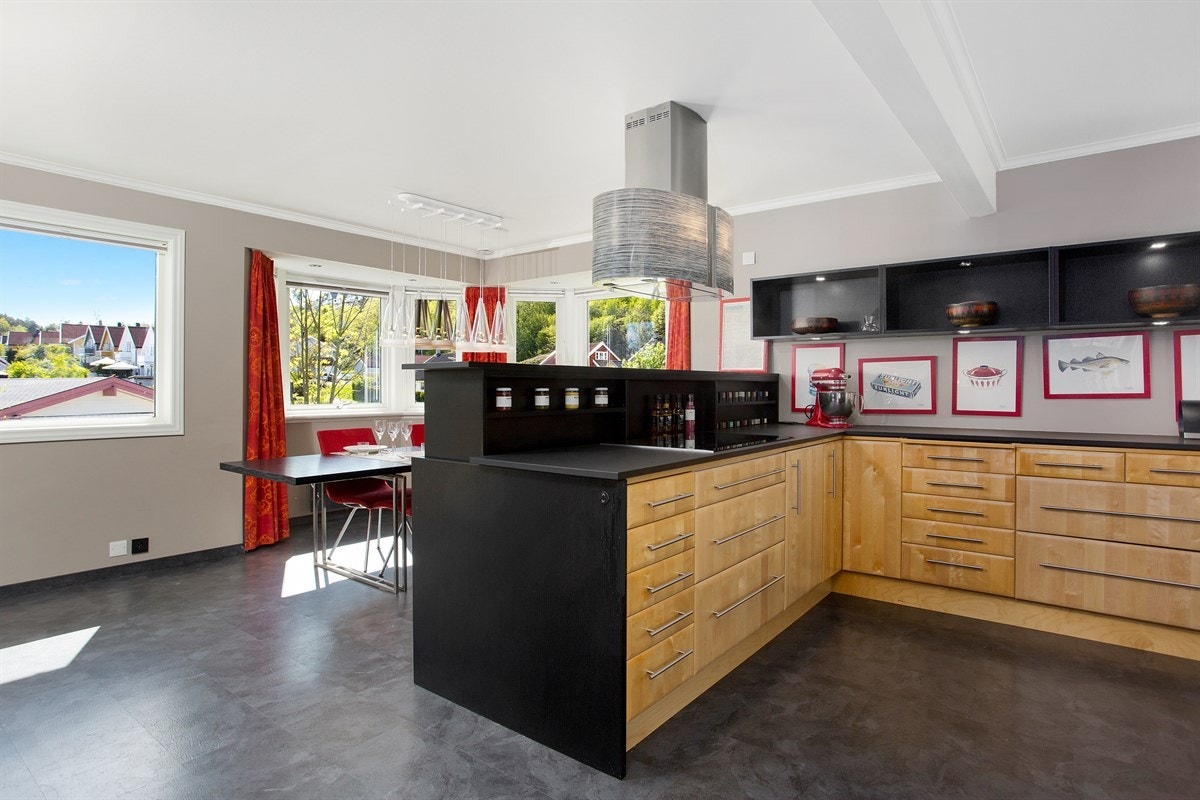 Velkommen til Høymyrmarka 64, en sjeldent stilfull og påkostet villa med fantastisk fjordutsikt og svært gode solforhold. Galleribilde