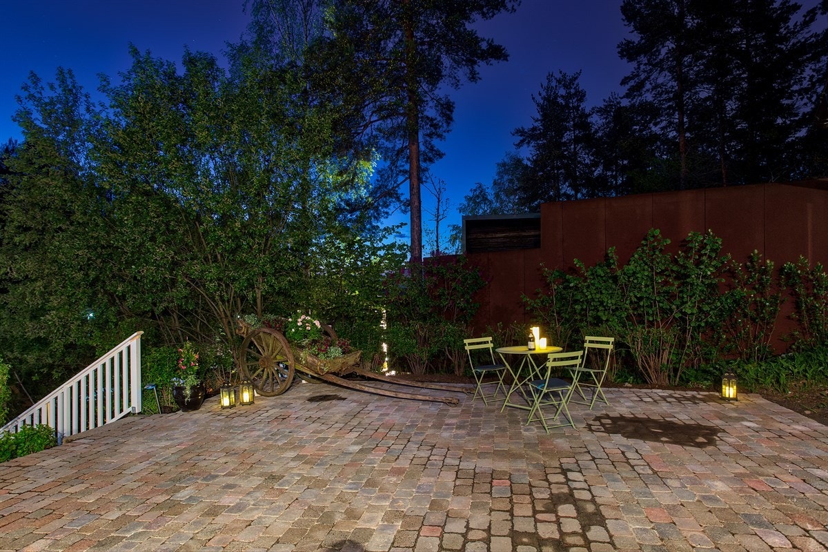 Velkommen til Høymyrmarka 64, en sjeldent stilfull og påkostet villa med fantastisk fjordutsikt og svært gode Galleribilde