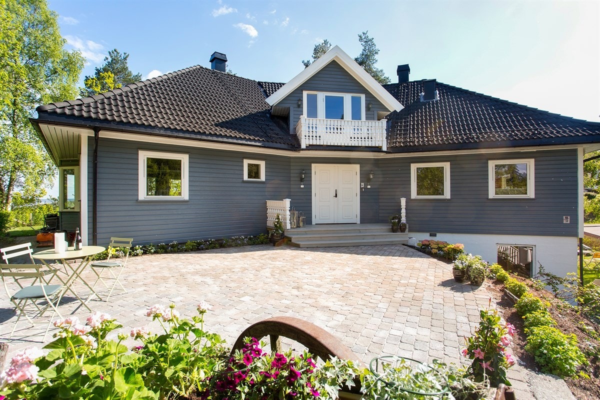 Velkommen til Høymyrmarka 64, en sjeldent stilfull og påkostet villa med fantastisk fjordutsikt og svært gode Galleribilde